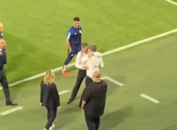 REGARDER: Moment incroyable alors qu'Ernesto Valverde surprend Jose Luis Mendilibar lors de la finale de la Conference League