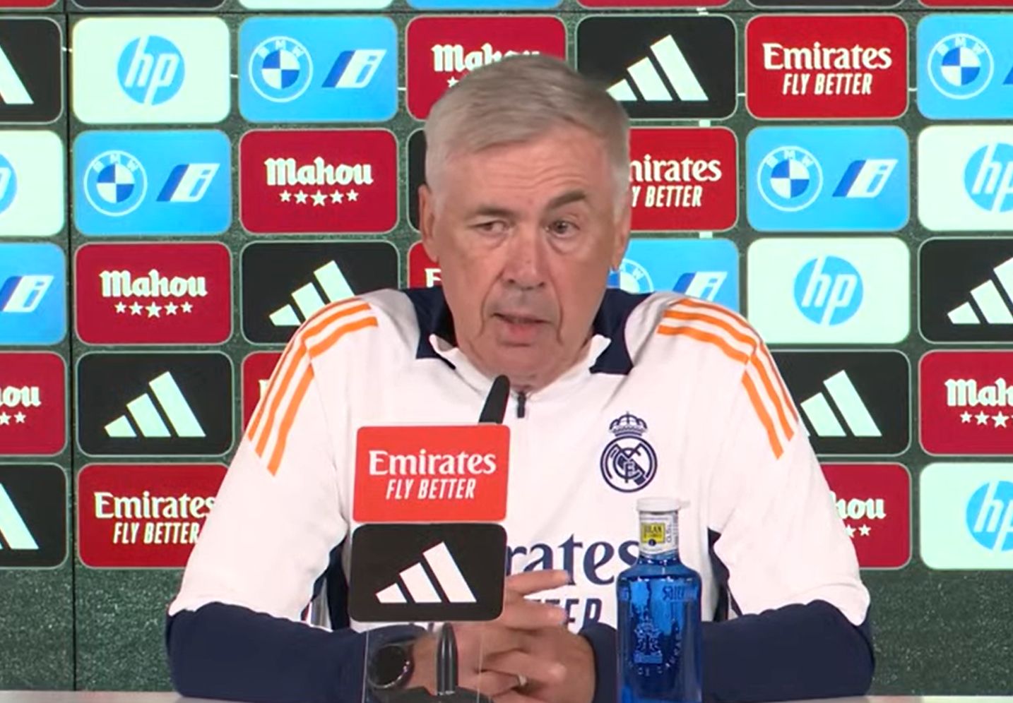 Carlo Ancelotti explique à Eric Garcia et Marc-André ter Stegen de Barcelone comment éviter les erreurs de carton rouge