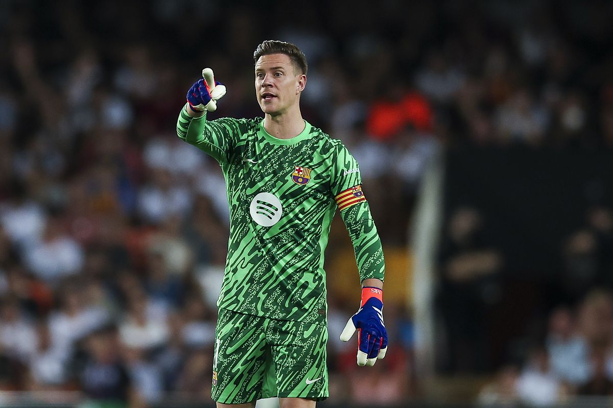 Le gardien de but du FC Barcelone Marc-André Ter Stegen reçoit le soutien de son homologue de la Liga