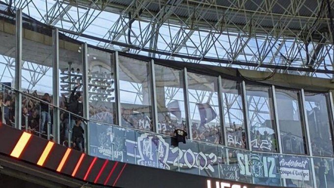 Cinq personnes arrêtées alors que les ultras d’Anderlecht ciblent les supporters de la Real Sociedad avec des missiles, l’UEFA dénonce son inaction