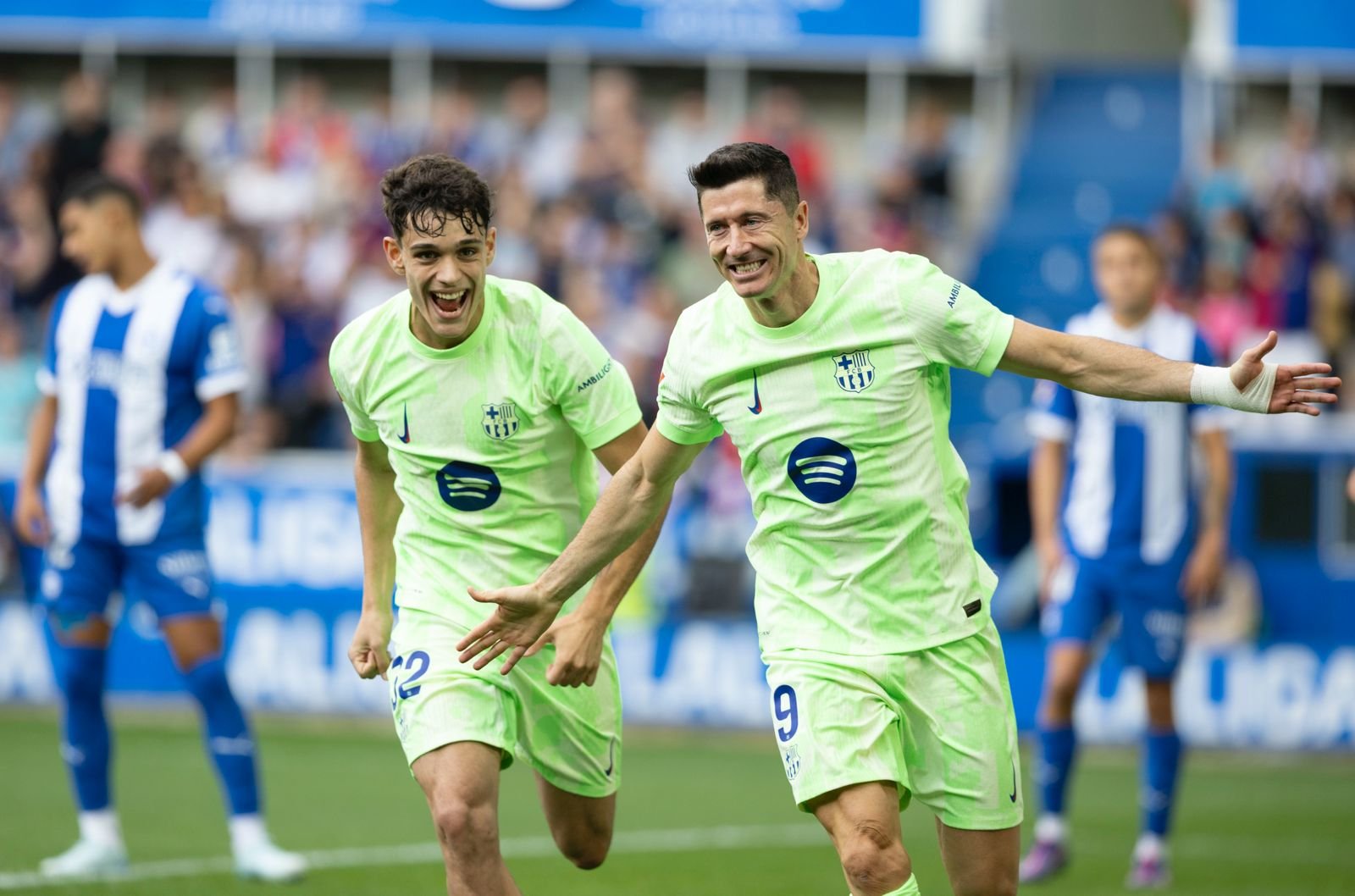 Robert Lewandowski joue alors que Barcelone retrouve un avantage de trois points avec une victoire à Alaves