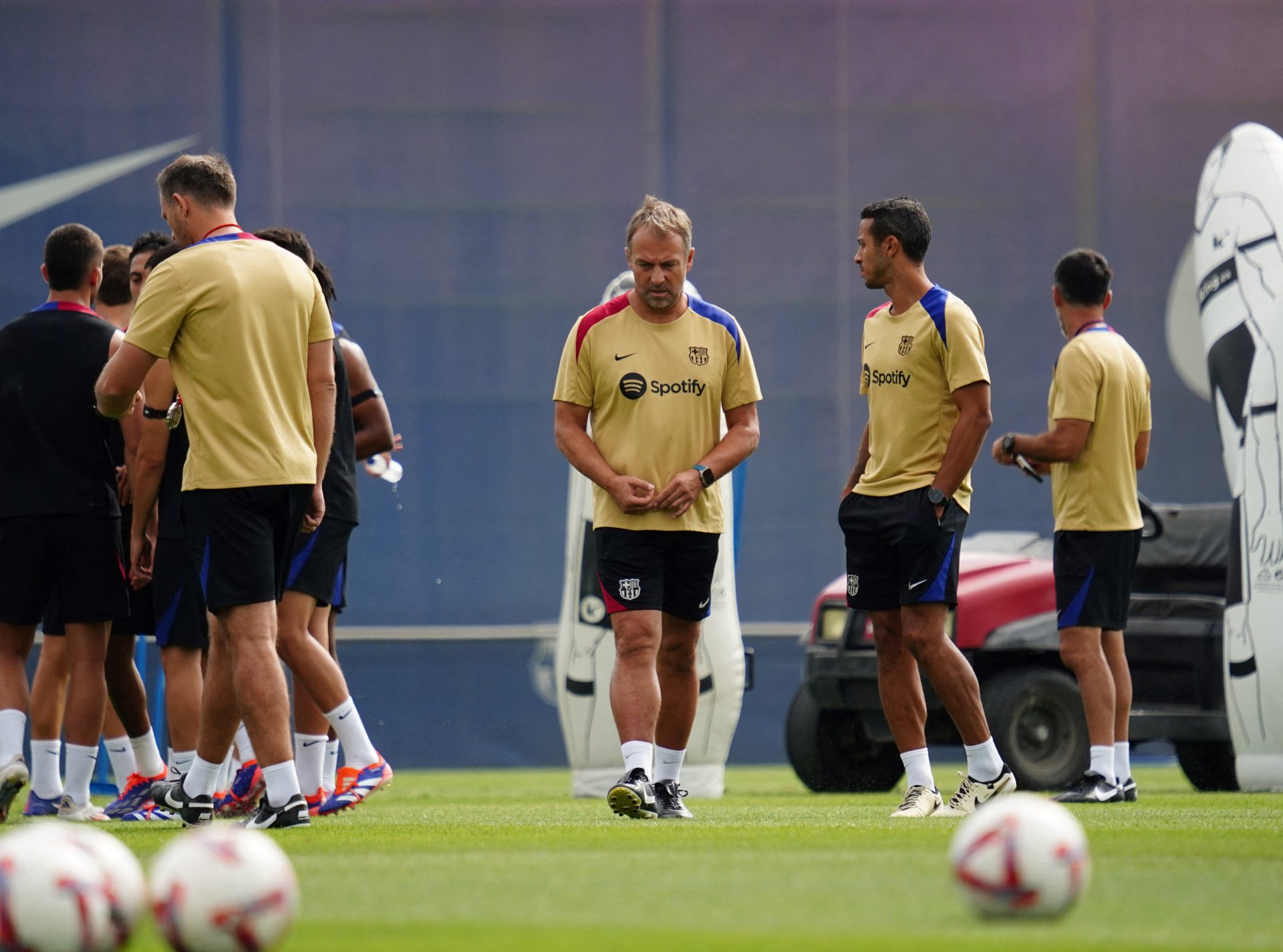 Le manager de Barcelone, Hansi Flick, garde un œil sur la dernière génération de talents de La Masia