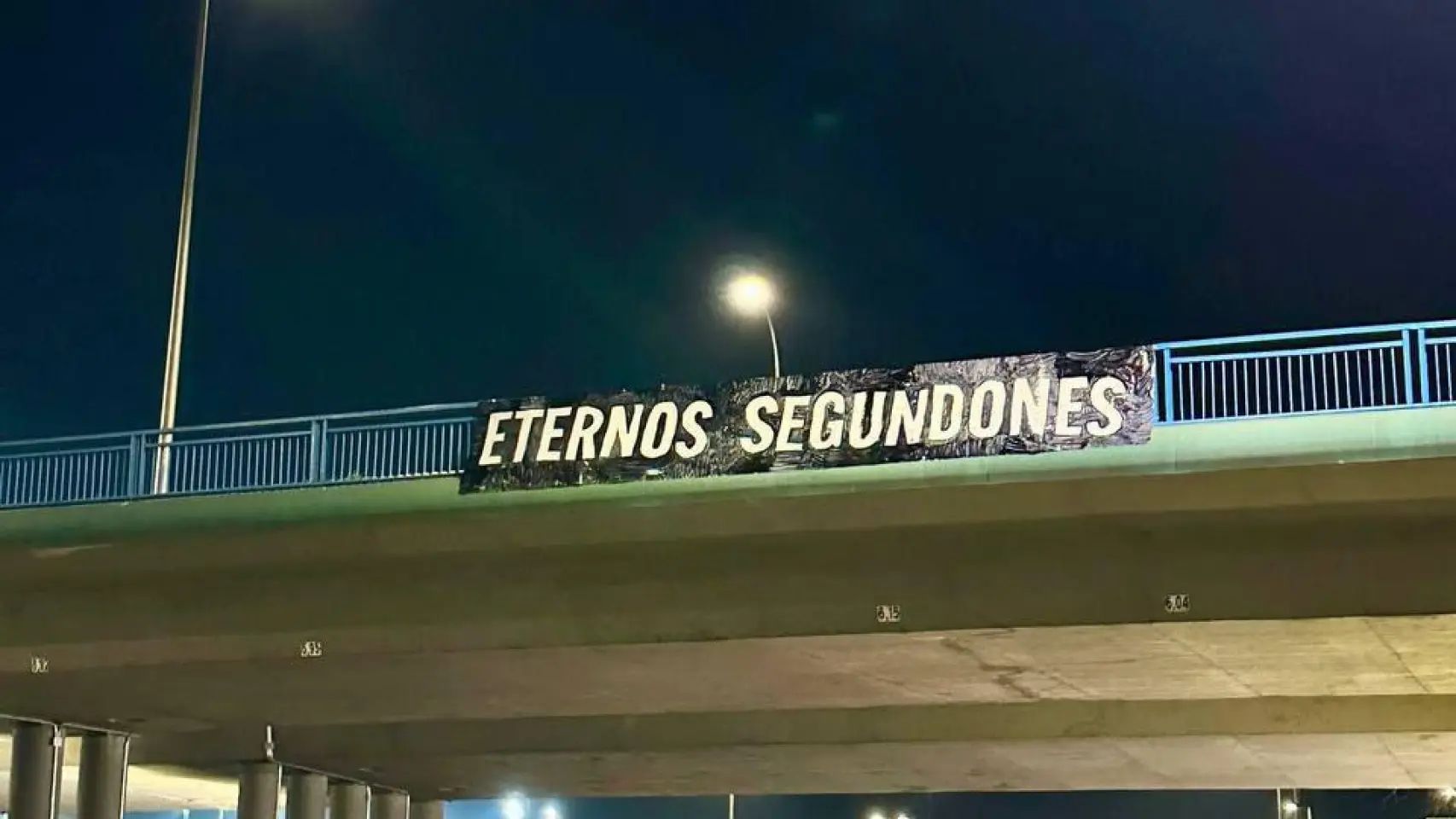 Le Real Madrid répond à l’Atletico Madrid raillettes alors que les fans accrochent une bannière d’autoroute