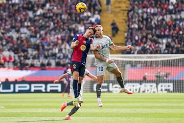 Durísmo Chie de Cabezas Entre El Jugador del Barcelone, Gavi, Y El Jugador del Alavés Tomás Conechny.